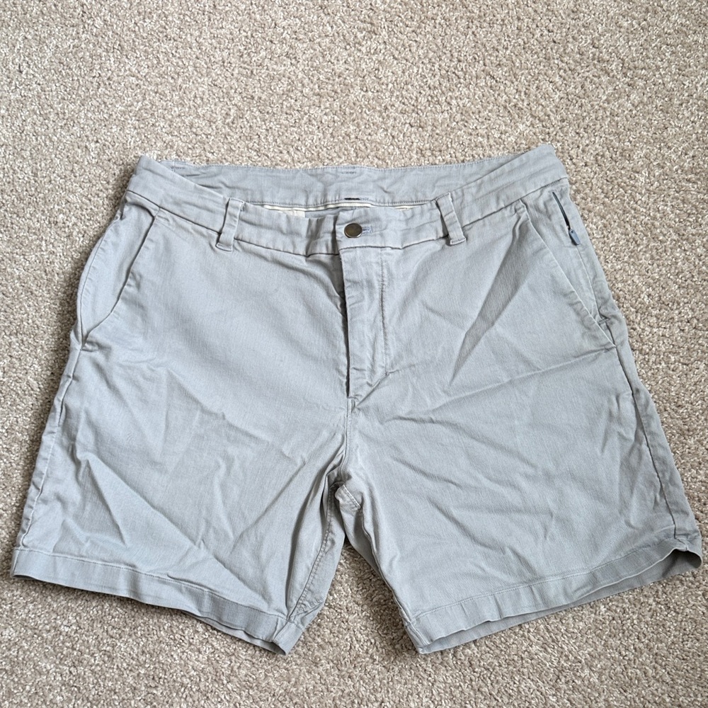 lululemon athletica Light Gray Men's Shorts - 7 in inseam